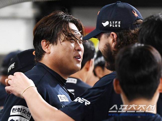 17일 광주 기아챔피언스필드에서 열린 한화-KIA전. 5이닝 2실점으로 승리 요건을 갖춘 한화 선발 류현진이 폰세의 축하 포옹을 받고 있다. 광주=정재근 기자 cjg@sportschosun.com/2025.9.17/