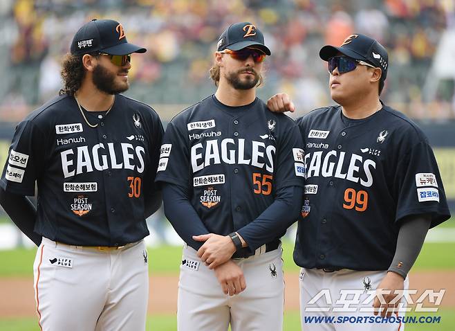 26일 서울 잠실구장에서 열린 한화와 LG의 한국시리즈 1차전. 경기 전 그라운드에 도열한 폰세, 와이스 류현진. 잠실=정재근 기자 cjg@sportschosun.com/2025.10.26/