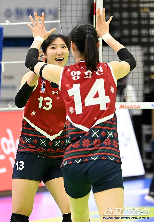 2일 수원체육관에서 열린 V리그 여자부 현대건설과 GS칼텍스의 경기. 현대건설 정지윤이 득점을 성공한 후 양효진과 환호하고 있다. 수원=허상욱 기자wook@sportschosun.com/2025.12.02/