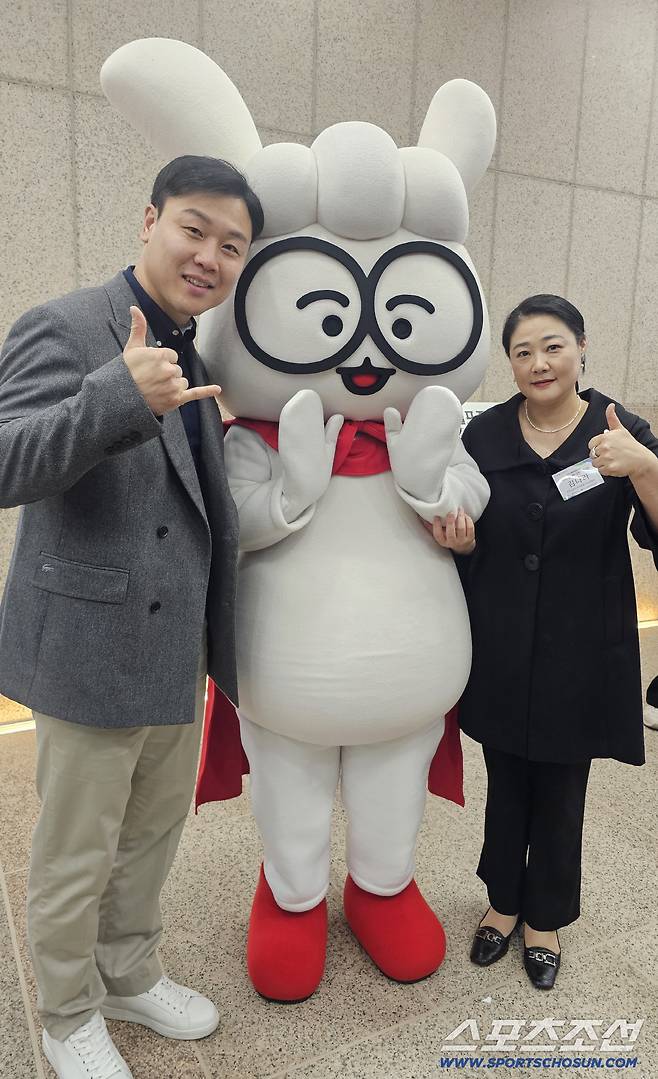 원윤종 KADA 선수위원과 KADA마스코트 톤톤과 김나라 KADA 선수위원장.