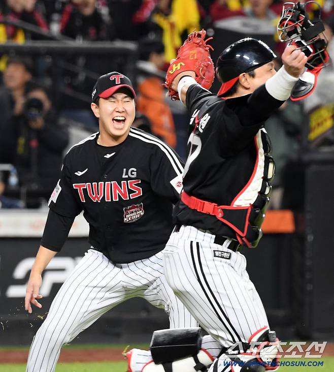 31일 대전 한화생명볼파크에서 열린 한국시리즈 5차전 한화 이글스와 LG 트윈스의 경기. 우승을 차지한 LG 포수 박동원, 마무리 유영찬이 환호하고 있다. 대전=박재만 기자 pjm@sportschosun.com/2025.10.31/