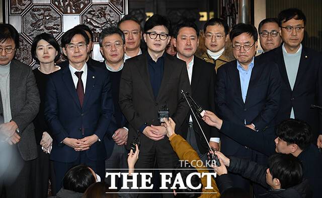 한동훈 국민의힘 대표가 지난해 12월 4일 오전 서울 여의도 국회에서 윤 대통령의 계엄령 선포에 대한 입장을 밝히고 있다. /국회=박헌우 기자