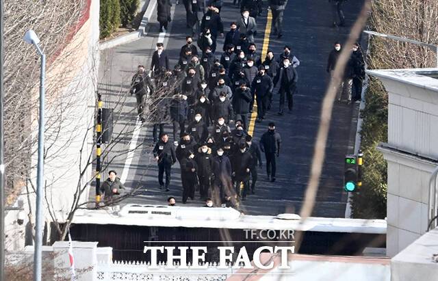 고위공직자범죄수사처(공수처)가 윤석열 대통령에 대한 체포영장 집행을 중지한 2025년 1월 3일 오후 경찰이 서울 용산 한남동 윤석열 대통령 공관에서 철수하고 있다. /임영무 기자
