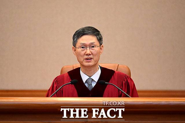 4월 4일 서울 종로구 헌법재판소 대심판정에서 윤석열 대통령 탄핵 심판 선고기일이 진행되고 있다. 사진은 문형배 헌법재판소장 권한대행. /사진공동취재단