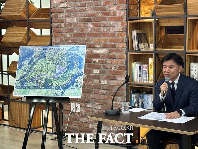 조일교 충남도 문화체육관광국장이 3일 기자간담회에서 충남도립파크골프장 조성 계획과 추진 현황을 설명하고 있다. /노경완 기자