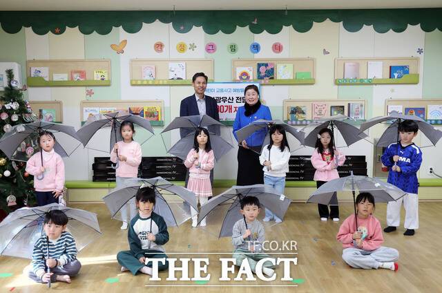 한문철 변호사가 충남도의 어린이 교통안전을 위해 기부한 반사광 우산 300개 기탁식. /충남도