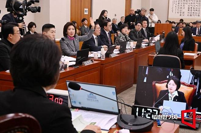 나경원 국민의힘 의원이 3일 서울 여의도 국회에서 열린 전체회의에서 장경태 더불어민주당 의원의 성추행 의혹을 거론하며 의사진행발언을 요구하고 있다. 2025.12.3 김현민 기자