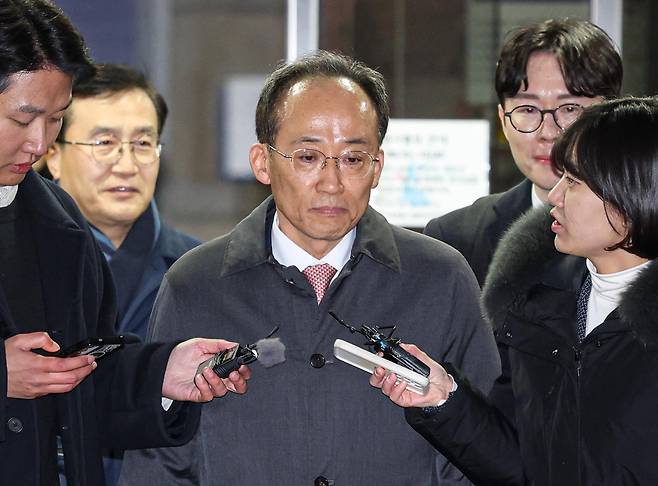 12·3 비상계엄 해제 요구안 표결 방해 의혹을 받는 추경호 국민의힘 의원이 2일 밤 서울 서초구 서울중앙지방법원에서 열린 구속 전 피의자 심문(영장실질심사)을 받은 후 대기장소인 서울구치소로 향하고 있다. (공동취재) 2025.12.3/뉴스1