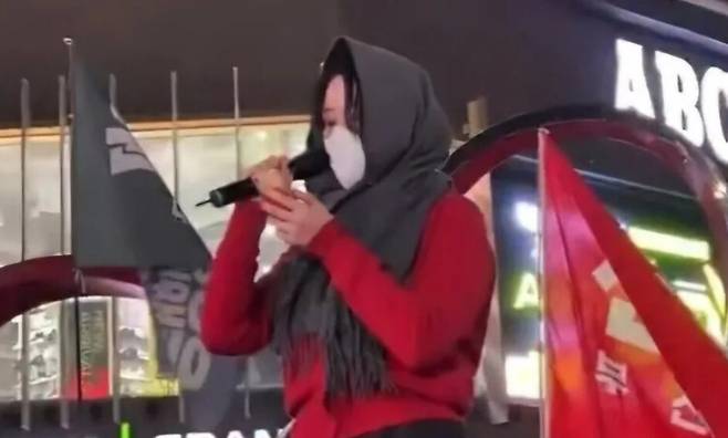 지난해 12월11일 부산 서면에서 열린 윤석열 대통령 탄핵 촉구 집회 무대에서 발언하는 김유진(가명)씨 모습. 엑스 갈무리