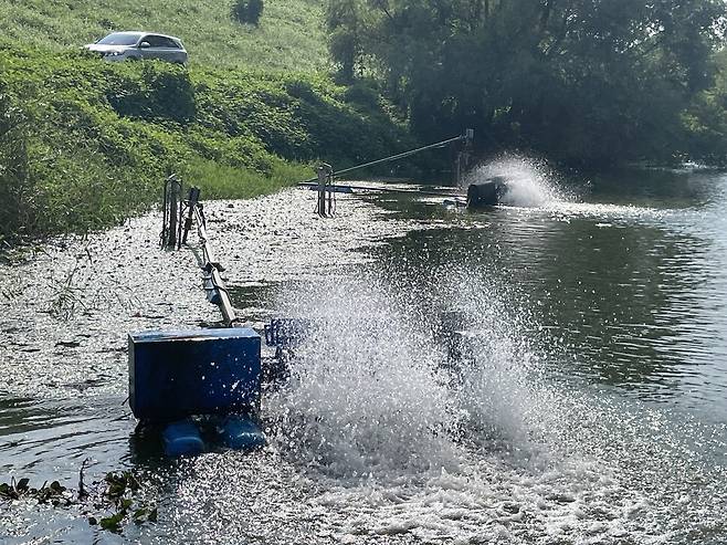 2025년 9월 칠서 취수장 부근에서 가동 중인 녹조 저감 장치. 김규원 선임기자