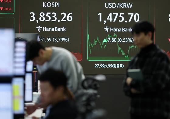 달러 대비 원화가치가 1475.6원까지 떨어진(환율은 상승) 11월 21일 시중 은행의 딜링룸 모습. 연합뉴스