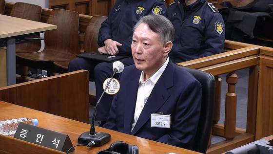 윤석열 전 대통령이 지난달 19일 서울중앙지방법원에서 열린 한덕수 전 국무총리의 내란방조, 위증 등 혐의 10차 공판에 증인으로 출석해 있다. 서울중앙지방법원 제공