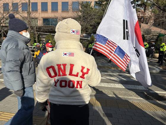 집회에 참가한 강모(67)씨가 직접 수선한 옷을 입고 있는 모습. 곽주영 기자