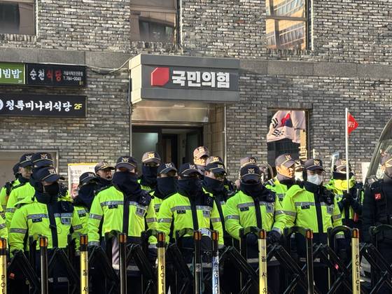 경찰들이 국민의힘 당사 앞에서 집회 참가자들을 바라보고 있다. 곽주영 기자