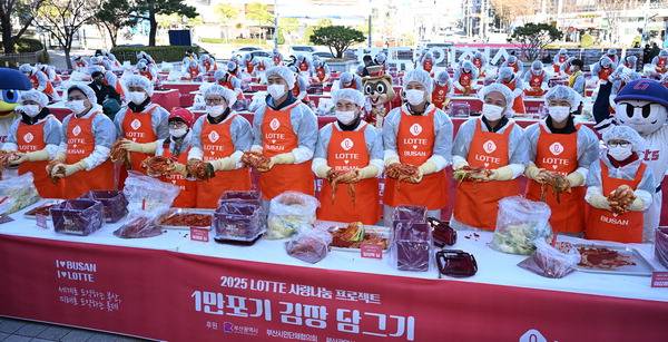 3일 부산 사직야구장 광장에서 열린 1만포기 김장 행사에서 박형준 부산시장과 롯데자이언츠 선수들이 김장김치를 들어 보이고 있다. 전민철 기자