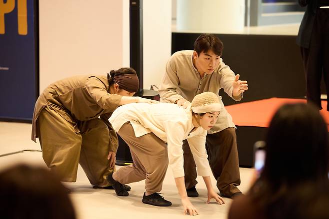 Puppeteers demonstrate the operation of Richard Parker, a Bengal tiger, for "Life of Pi," during a press conference on Nov. 27. (S&Co)