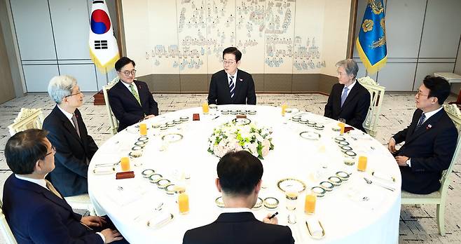 이재명 대통령이 3일 용산 대통령실에서 열린 5부 요인 초청 오찬 간담회에서 발언하고 있다. 가운데를 기준으로 시계 방향으로 이 대통령, 조희대 대법원장, 김민석 국무총리, 이규연 홍보소통수석, 노태악 중앙선거관리위원장, 김상환 헌법재판소장, 우원식 국회의장. 김호영 기자