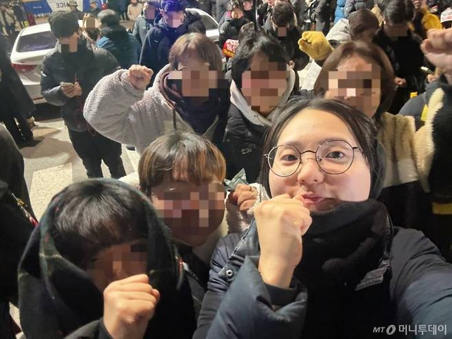 최윤이씨가 계엄 당일 현장에 모인 사람들과 함께 촬영한 사진. /사진제공=최윤이씨