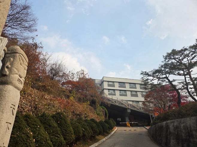 28일 오후 서울 용산구 한남동 대통령 관저 인근 거주지 일대 모습. 이곳 역시 한산한 모습이었지만 올해 초 이곳은 집회 참가자들로 소란스러웠다. /사진=김서현 기자.