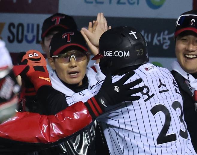 염경엽 ‘우승 가자!’ - 7일 서울 잠실야구장에서 열린 2025 프로야구 한국시리즈 한화 이글스 대 LG 트윈스 2차전. 4회 말 2사 만루 LG 문보경의 3타점 2루타 때 홈인한 오스틴을 염경엽 감독이 반겨주고 있다. 2025.10.27 연합뉴스