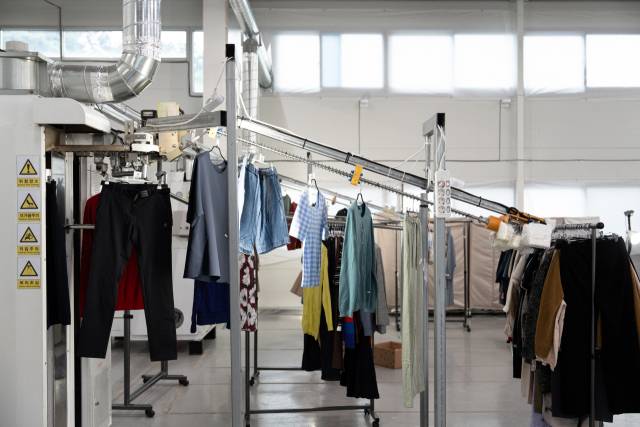 중고 의류가 차란 풀필먼트 센터에서 검수 및 클리닝 과정을 거쳐 새상품으로 재탄생 되고 있다. 사진 제공=마인이스