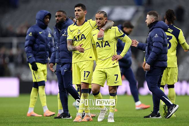 ▲ 2025년 12월 2일, 잉글랜드 뉴캐슬 어폰 타인의 세인트 제임스 파크에서 열린 뉴캐슬 유나이티드와 토트넘 홋스퍼의 프리미어리그 경기 종료 후, 토트넘의 크리스티안 로메로(왼쪽)와 팀 동료인 사비 시몬스(오른쪽)가 무승부로 끝난 경기의 여운 속에 서로를 안아주며 격려하고 있습니다.