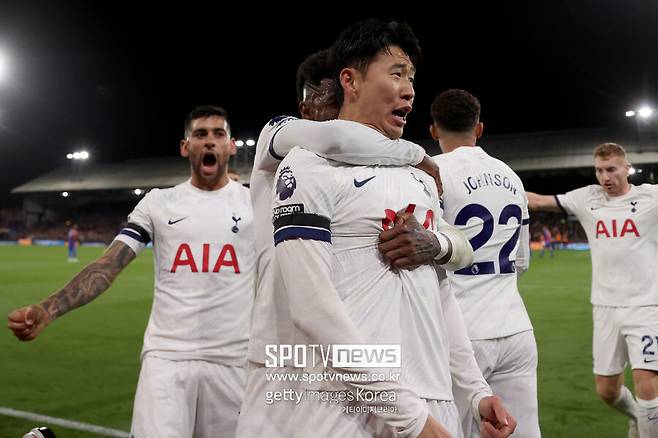 ▲ 토트넘 홋스퍼 손흥민이 2023년 10월 27일(현지시간) 런던 셀허스트 파크에서 열린 크리스털 팰리스전에서 팀의 두 번째 골을 넣은 뒤 동료들과 함께 기뻐하고 있다.