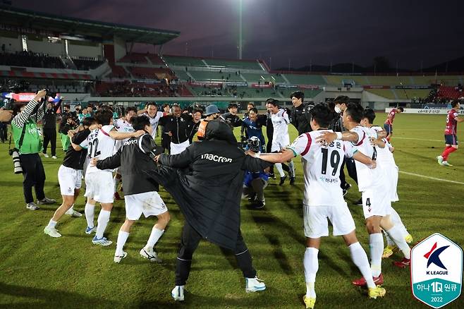 지난 2022년 승강 플레이오프에서 김천 상무를 제치고 K리그1 승격에 성공한 뒤 기뻐하고 있는 대전하나시티즌 선수들. 승강 플레이오프에서 K리그1 팀을 꺾고 승격에 성공한 마지막 사례로 남아 있다. /사진=한국프로축구연맹 제공