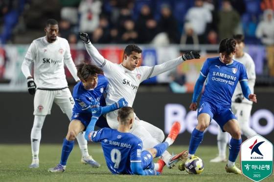 유리조나탄(가운데)이 3일 오후 7시 수원월드컵경기장에서 열린 하나은행 K리그 승강 플레이오프(PO) 1차전 경기 중 수원 선수들에게 에워싸였다. /사진=한국프로축구연맹 제공