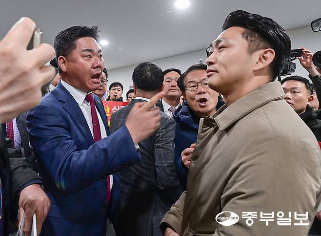 4일 오전 수원시 영통구 경기도청 도지사실 앞에서 경기도의회 국민의힘 의원들과 비서관이 언쟁을 하고 있다. 임채운기자
