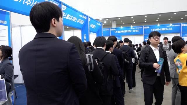 대구경북 청년의 수도권 이동 소득 증가율이 전국에서 가장 높은 것으로 조사돼 지역 인재 유출을 막기 위한 실효성 있는 대책이 시급하다는 지적이 나오고 있다. 사진은 지난달 5일 대구 엑스코에서 열린 '대구·경북 채용박람회' 현장면접 모습. 대구일보 DB