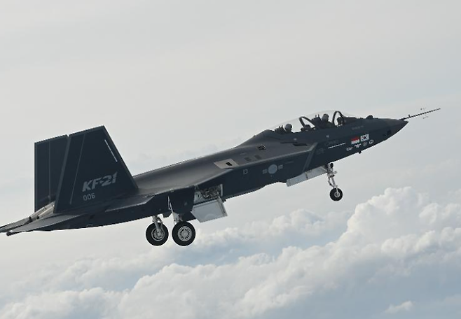 4,300억 투자 선언” KF-21 국산 무기인 '이것' 장착! 공군 역대급 전력 된다! | 밀리터리리뷰