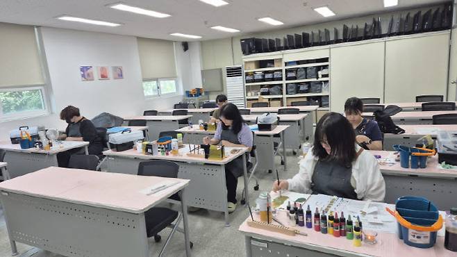 경기도기술학교 취업전문교육 수강생들이 그래픽 디자인 교육을 받고 있다.(사진=경기도일자리재단)