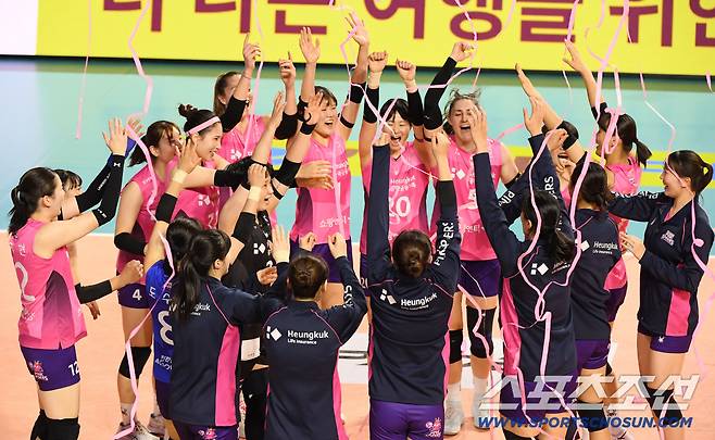 3대2 역전승 후 환호하는 선수들