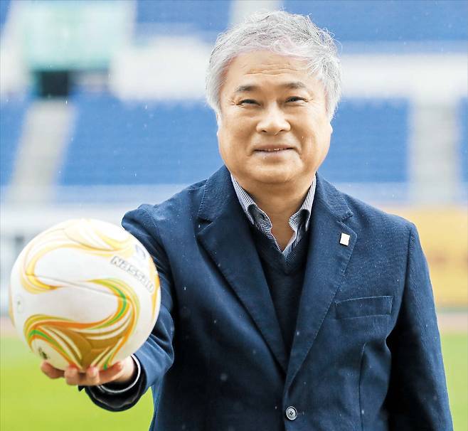 김영근 기자1995년부터 금호고 축구부를 이끈 최수용 감독이 이달 말 학교를 떠난다. 광주월드컵경기장에서 만난 그는 “자기 자리에서 제 몫을 하는 제자들을 생각하니 미련이 없다”고 했다.