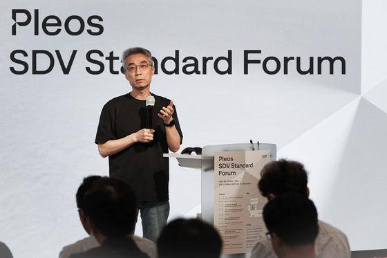 현대자동차그룹의 자율주행 기술과 소프트웨어 중심 자동차(SDV) 개발을 이끌던 송창현 첨단차플랫폼(AVP) 본부장(사장)이 지난 8월 '플레오스(Pleos) SDV 스탠다드 포럼에서 발표하고 있다. 현대차그룹 제공