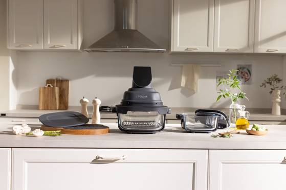 코렐이 신규 주방가전 브랜드 ‘코렐 일렉’과 에어프라이어 ‘에어글라스 바사칸’을 선보였다. 사진 코렐