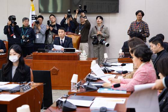 김용민 법제사법위원회 법안심사제1소위원장이 지난 1일 국회에서 열린 법제사법위원회 제8차 법안심사제1소위원회에서 의사 진행을 하고 있다. 뉴스1