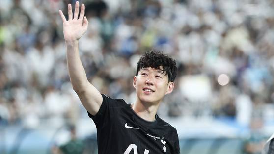 지난여름 서울에서 열린 토트넘의 방한 경기에서 한국팬들에게 인사하는 손흥민. 연합뉴스