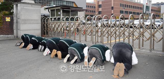 ▲ 2026학년도 대학수학능력시험일인 지난달 13일 춘천고등학교에서 학생들이 선배들의 수능 대박을 기원하며 절을 하고 있다. 방도겸 기자