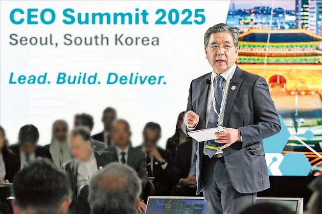 장재훈 현대자동차그룹 부회장이 3일 서울에서 열린 ‘수소위원회 CEO 서밋’에서 수소산업 발전 방안에 대해 발표하고 있다. /현대차그룹 제공