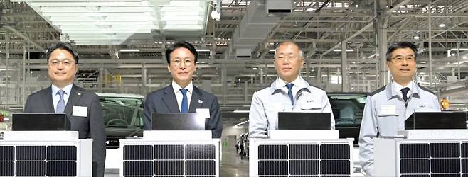 < ‘현대차그룹 스마트팩토리’ 준공식 참석한 金총리 > 14일 경기 화성 이보(EVO) 플랜트 이스트 준공식 및 이보 플랜트 웨스트 기공식이 열렸다. 왼쪽부터 문신학 산업통상부 1차관, 김민석 국무총리, 정의선 현대자동차그룹 회장, 송호성 기아 사장. /청사사진기자단