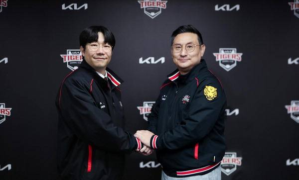 4일 KIA 타이거즈와 세 번째 FA 계약을 맺은 투수 양현종(왼쪽)이 심재학 단장과 악수하고 있다. 기아 타이거즈 제공