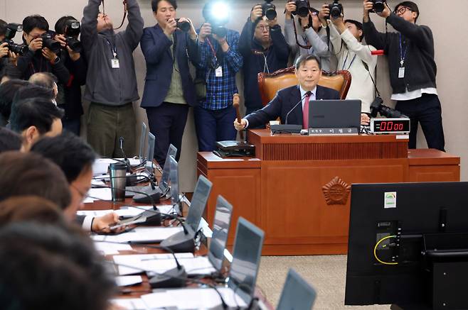 국회 산업통상자원중소벤처기업위원회 이철규 위원장이 4일 서울 여의도 국회에서 열린 제419회 국회 산업통상자원중소벤처기업위원회 제9차 전체회의에서 의사봉을 두드리고 있다. 연합뉴스