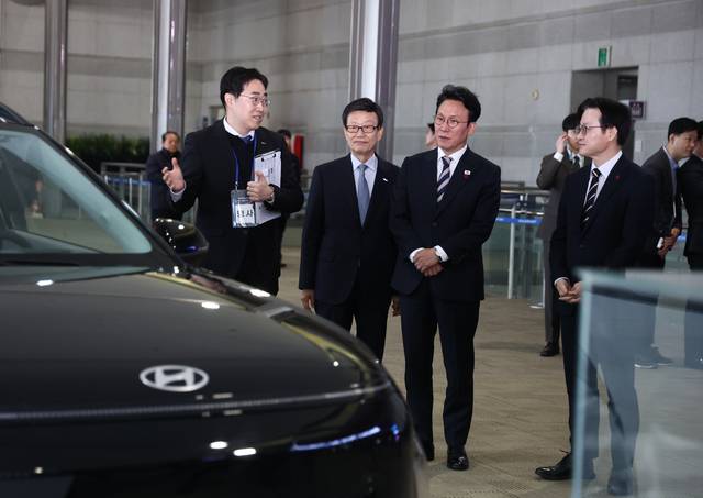 기념식 참석한 김총리 : 4일 서울 코엑스에서 열린 제62회 무역의날 기념식에서 김민석(왼쪽 세 번째) 국무총리와 윤진식(두 번째) 한국무역협회장이 행사에 앞서 관계자로부터 설명을 듣고 있다. 연합뉴스