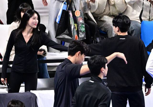 이다영이 경기 후 코트로 내려와 동생 이재현을 격려하고 있다 / 한국배구연맹(KOVO)