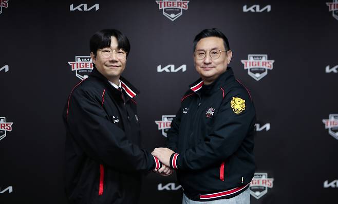 양현종(왼쪽)이 4일 오전 KIA와 ‘2+1’년 최대 45억원 FA 계약을 맺고 심재학 단장과 손을 맞잡고 있다. KIA 타이거즈 제공