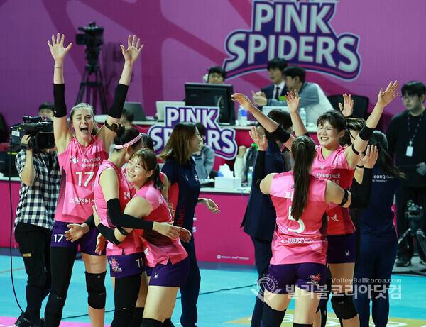 3일 흥국생명 선수들이 한국도로공사에게 5세트에서 승리하면서 역전승하자 기뻐하는 모습.2025.12.3.