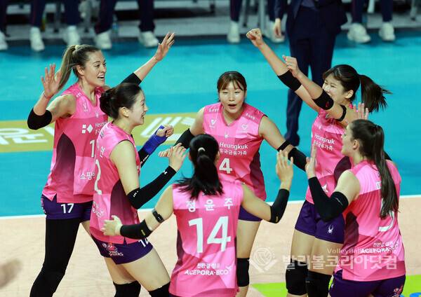 3일 흥국생명과 한국도로공사 경기 5세트에서 선수들이 공격을 성공시키고 기뻐하는 모습.2025.12.3.