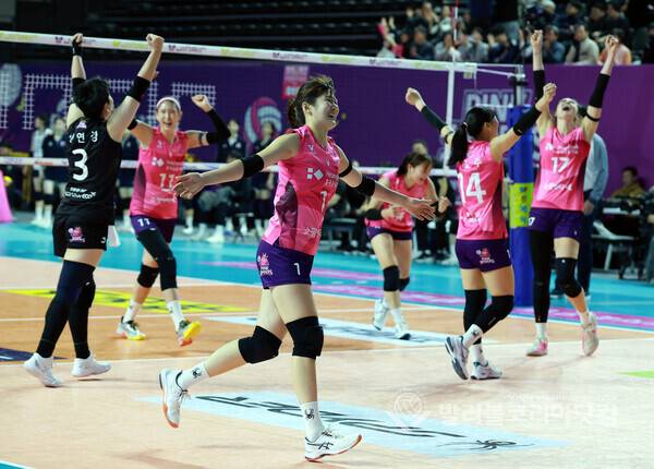 3일 흥국생명과 한국도로공사 경기 5세트 17-16에서 김다은이 끝내기 공격을 성공시키고 승리하자 기뻐하는 모습.2025.12.3.